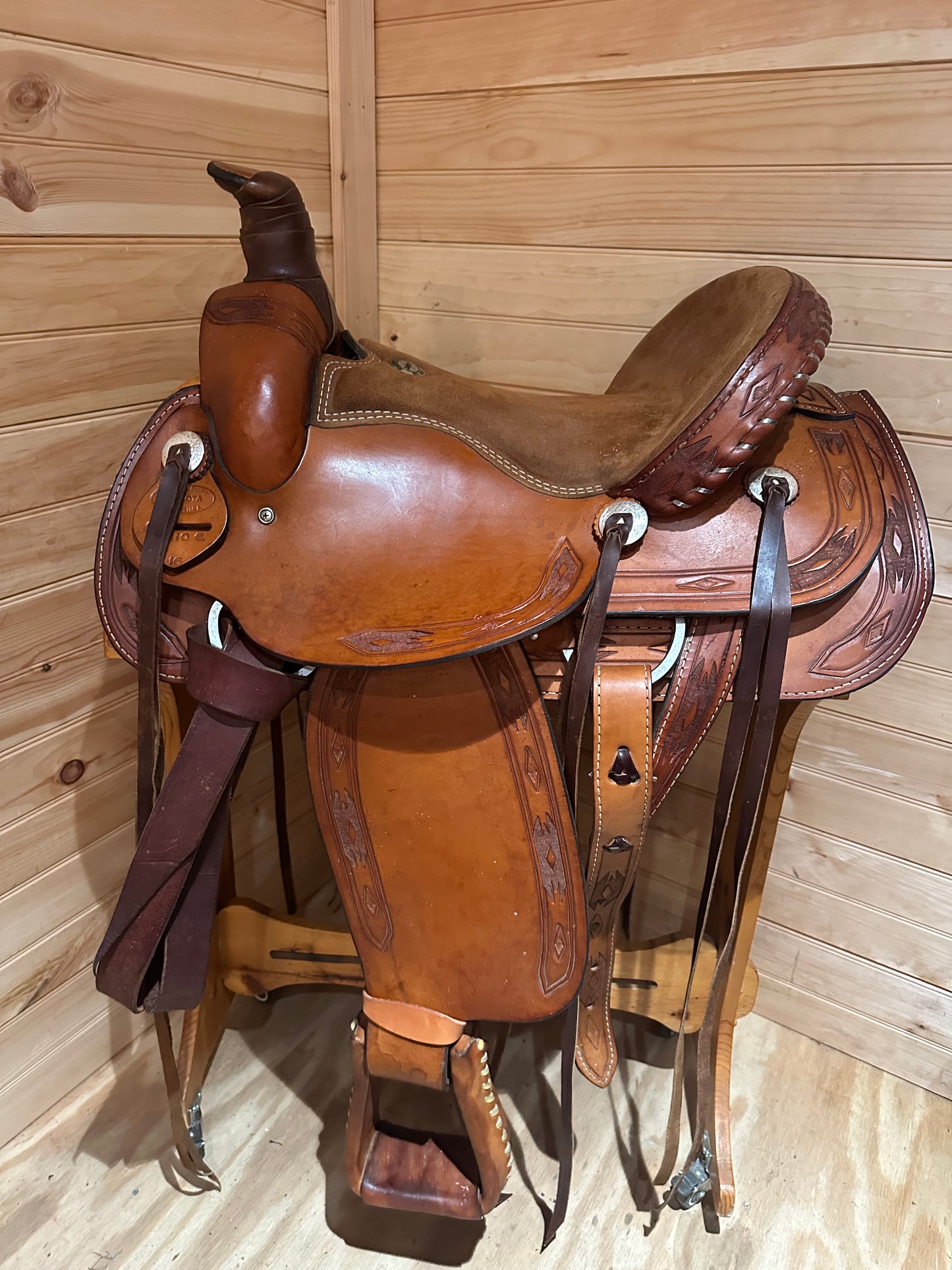 16” Dakota Saddlery Roping Saddle Model 210C
