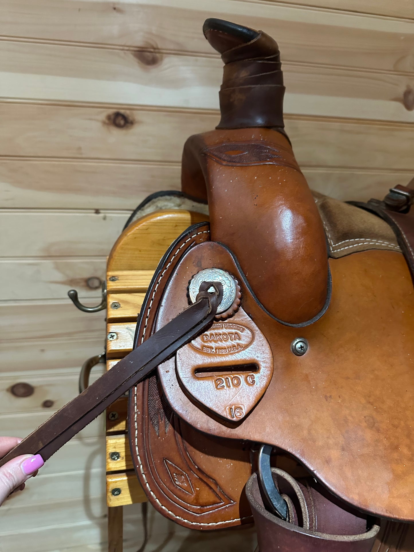 16” Dakota Saddlery Roping Saddle Model 210C