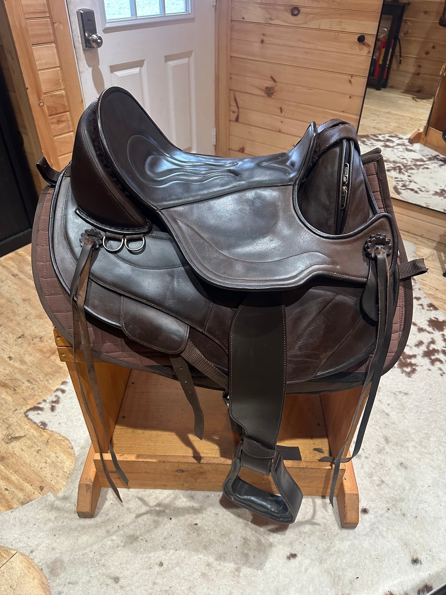 16” Edix Tiamo Treeless Endurance Trail Saddle