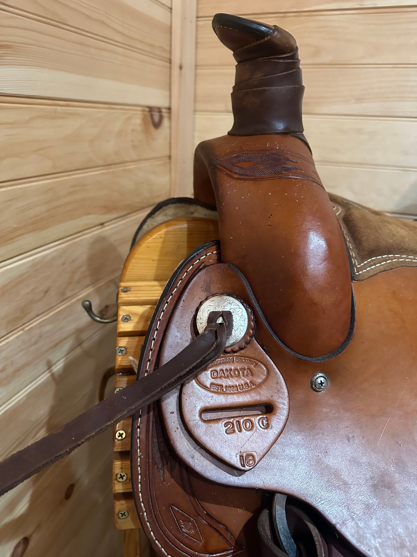 16” Dakota Saddlery Roping Saddle Model 210C