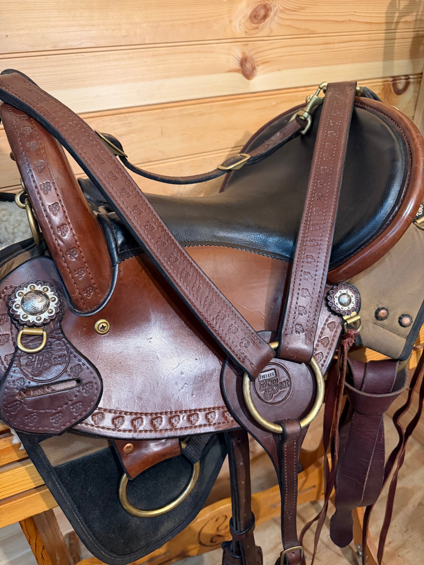 15” Imus 4-Beat Elite Gaited Endurance Trail Saddle & Matching Breast Collar