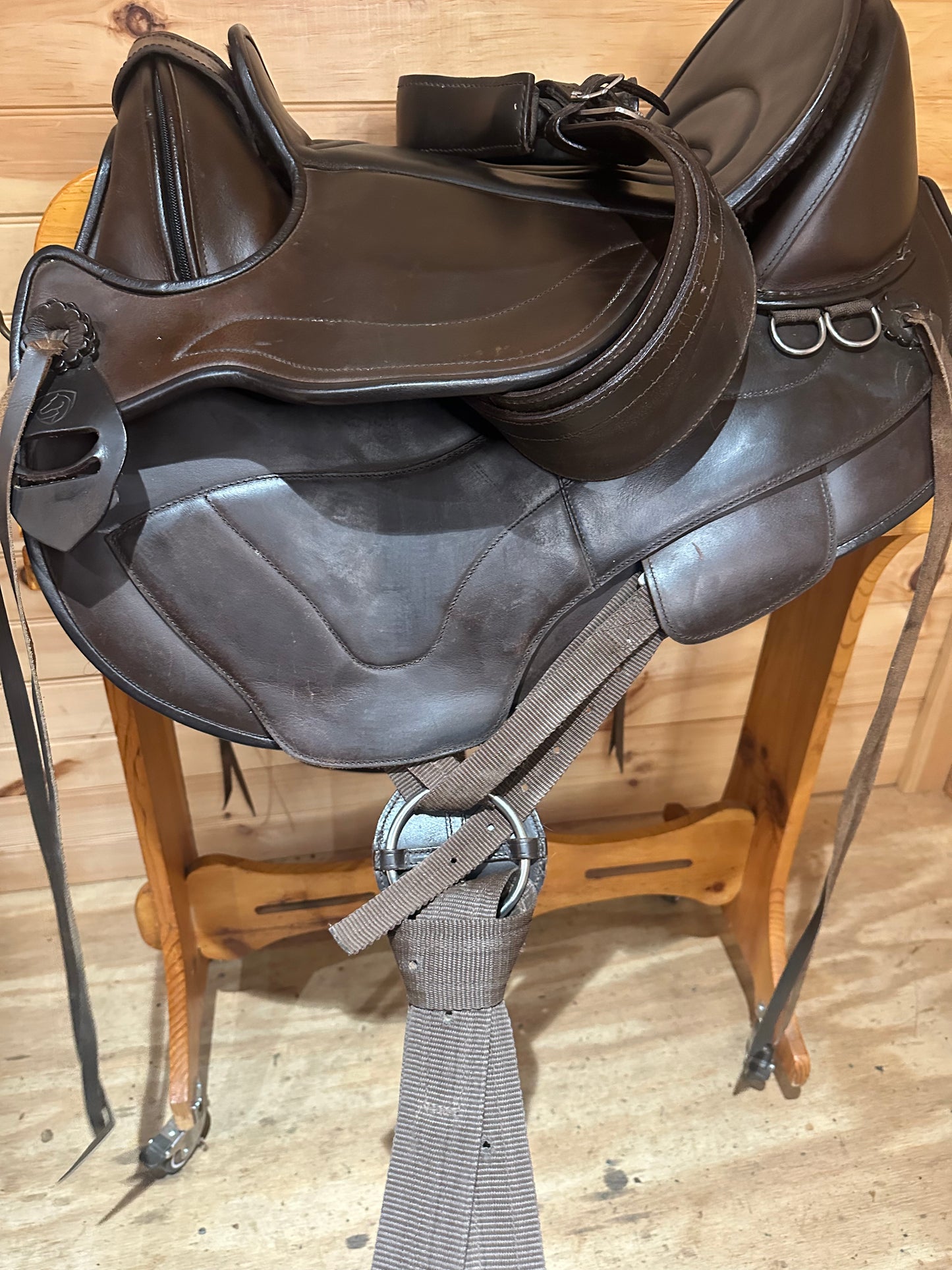 16” Edix Tiamo Treeless Endurance Trail Saddle