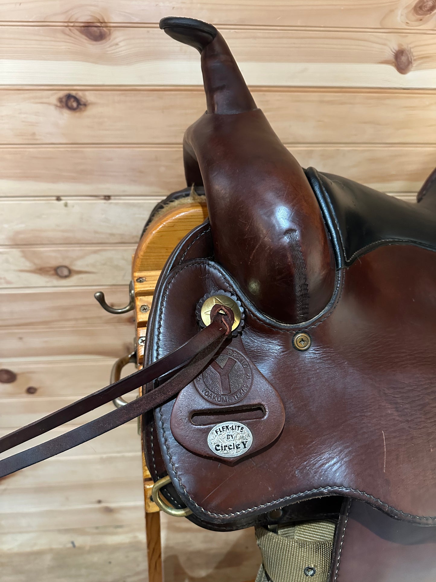 17” Circle Y Flex-Lite Round Skirt Western Trail Saddle Model 2374