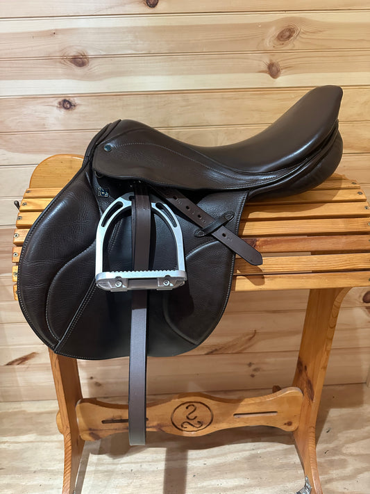 17.5” Stubben Genesis Deluxe CC Jumping Saddle (31cm)