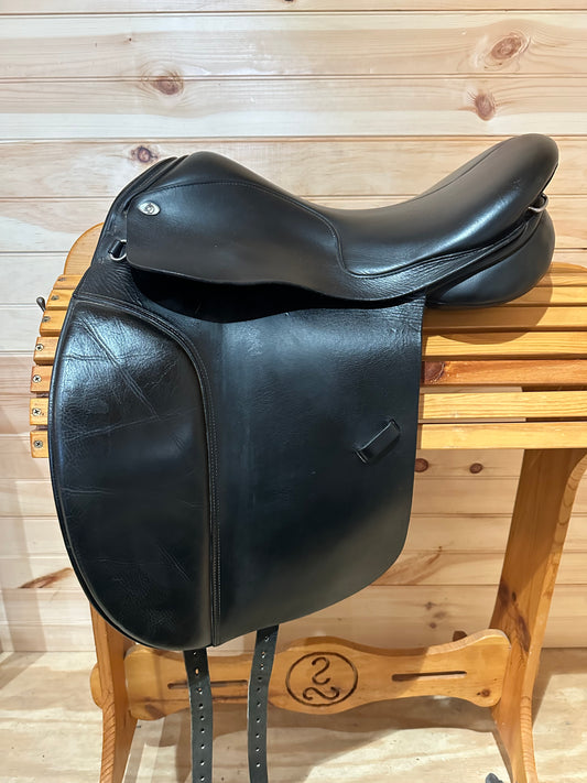 18” Duett Bravo Dressage Saddle (XW 36)