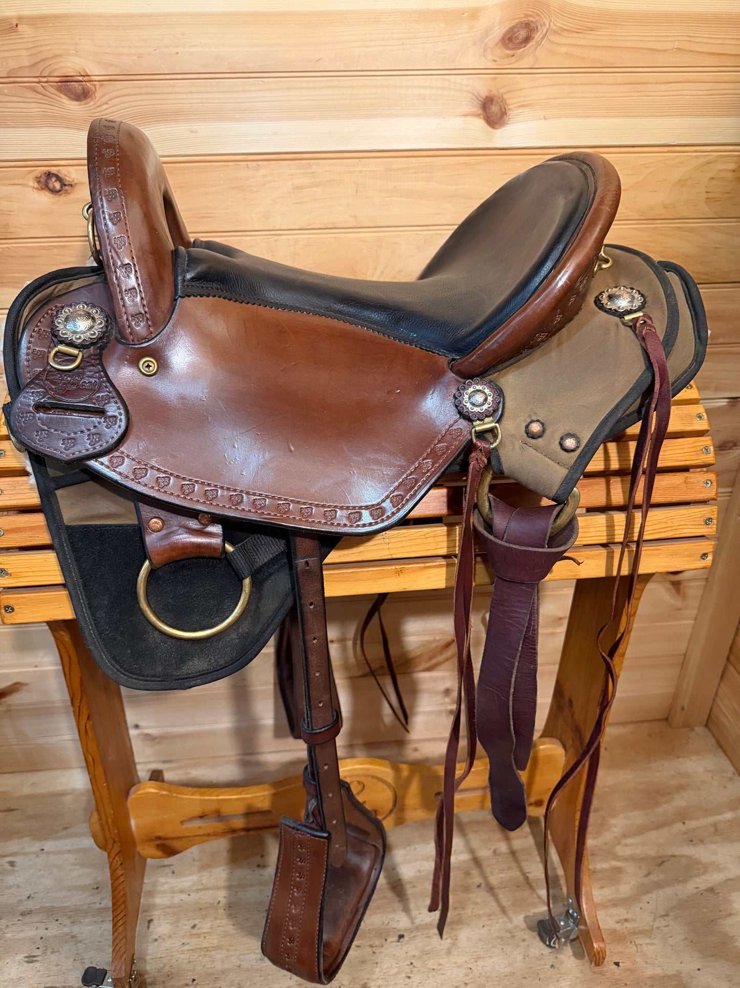 15” Imus 4-Beat Elite Gaited Endurance Trail Saddle & Matching Breast Collar