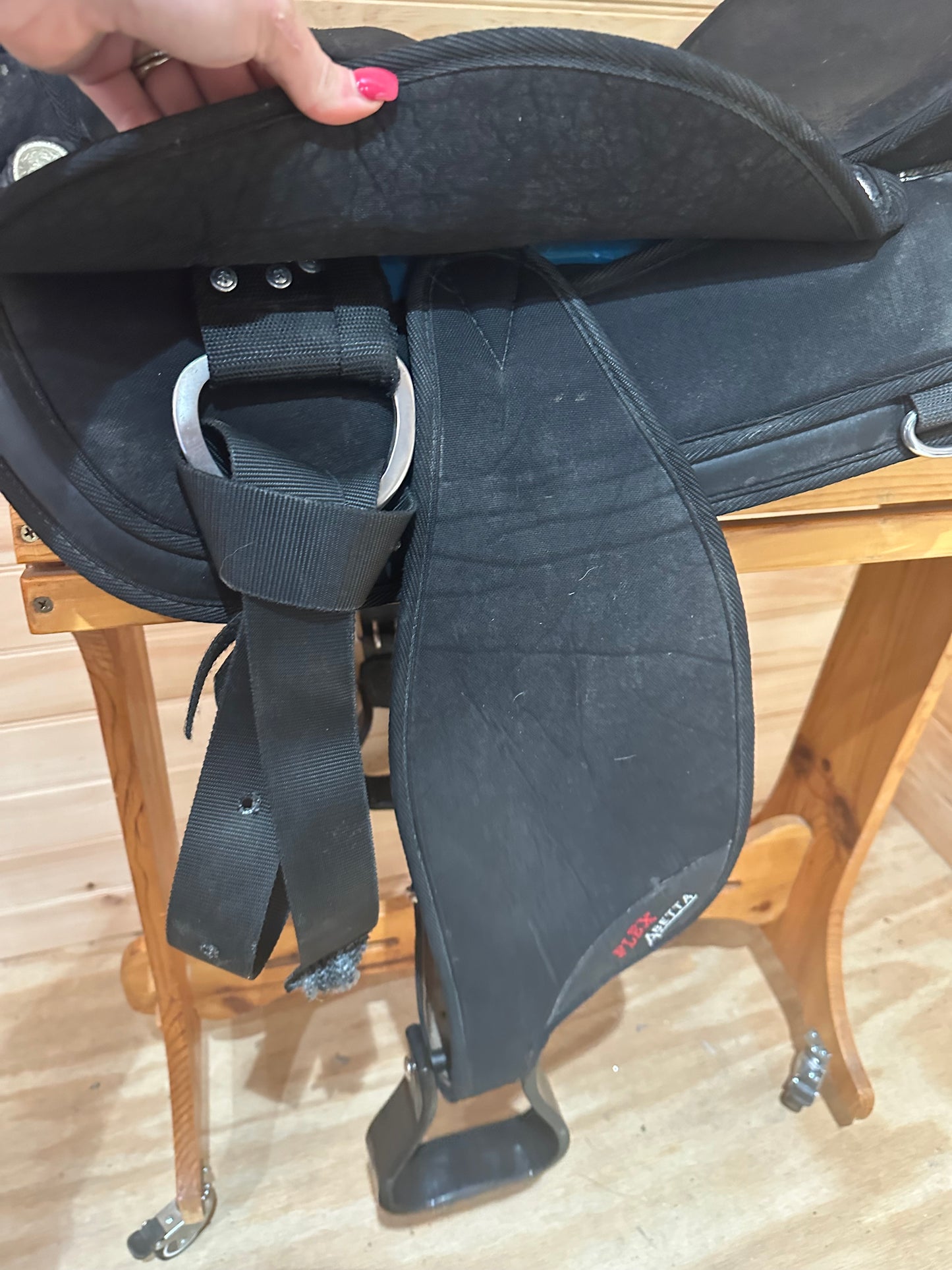 17” Abetta Flex Lightweight Round Skirt Trail Saddle