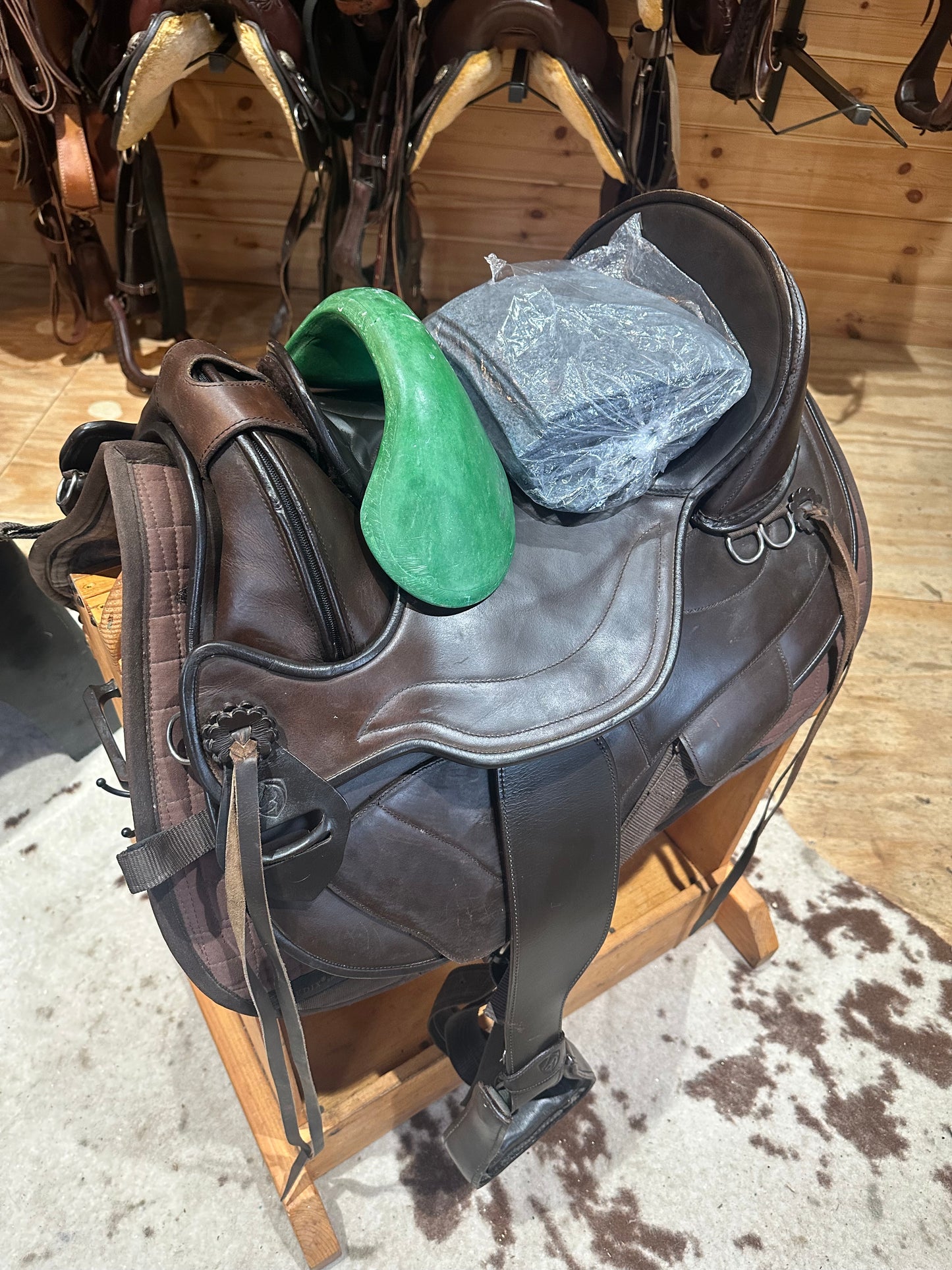 16” Edix Tiamo Treeless Endurance Trail Saddle