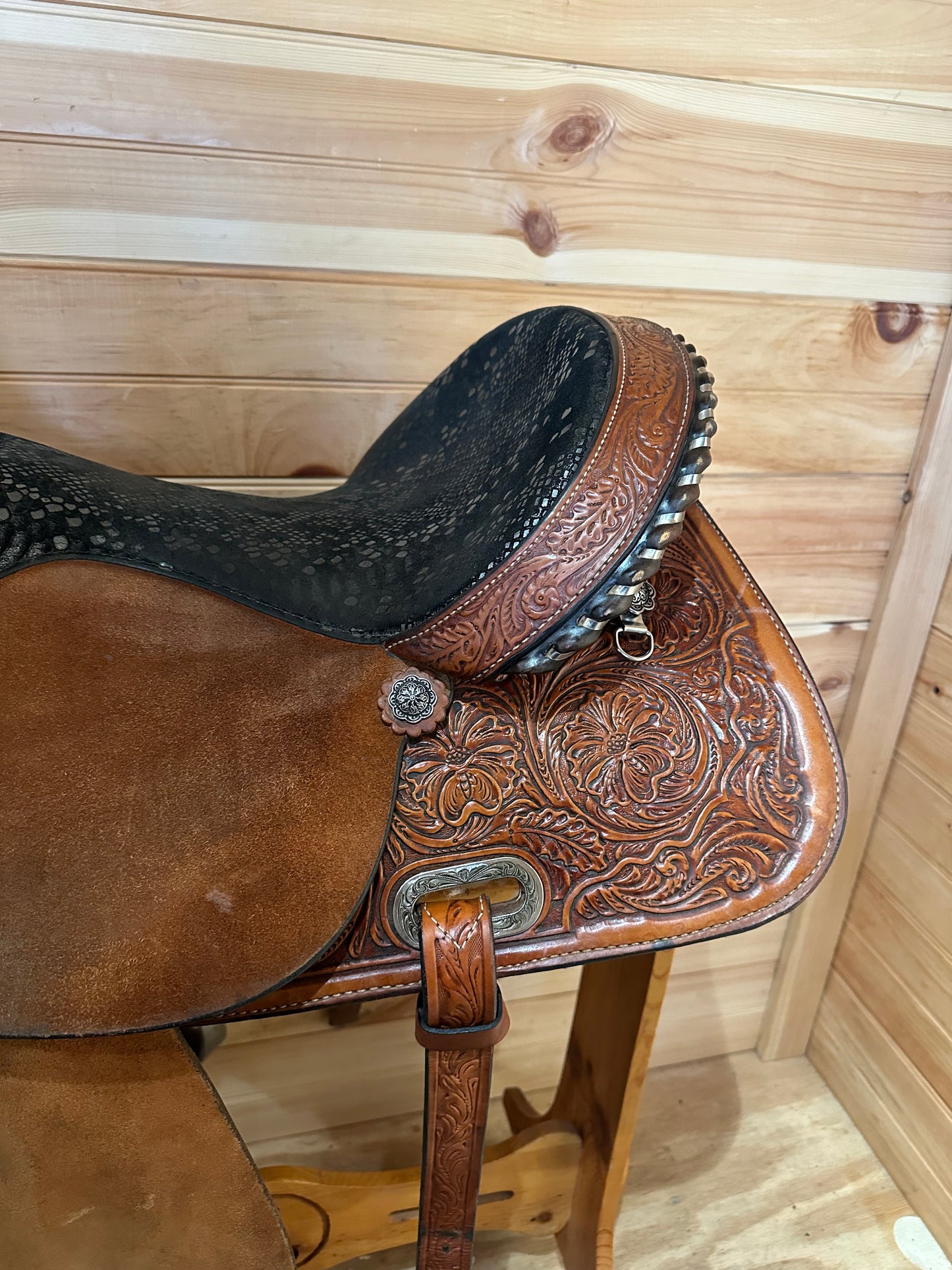 16” Circle Y High Horse Jewel Western Barrel Saddle Model 6224 (2017)