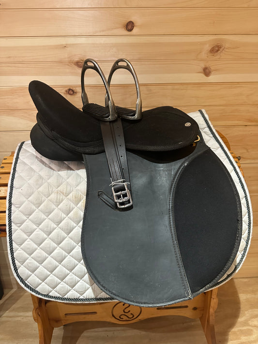 17” Riviera All-Purpose Synthetic English saddle