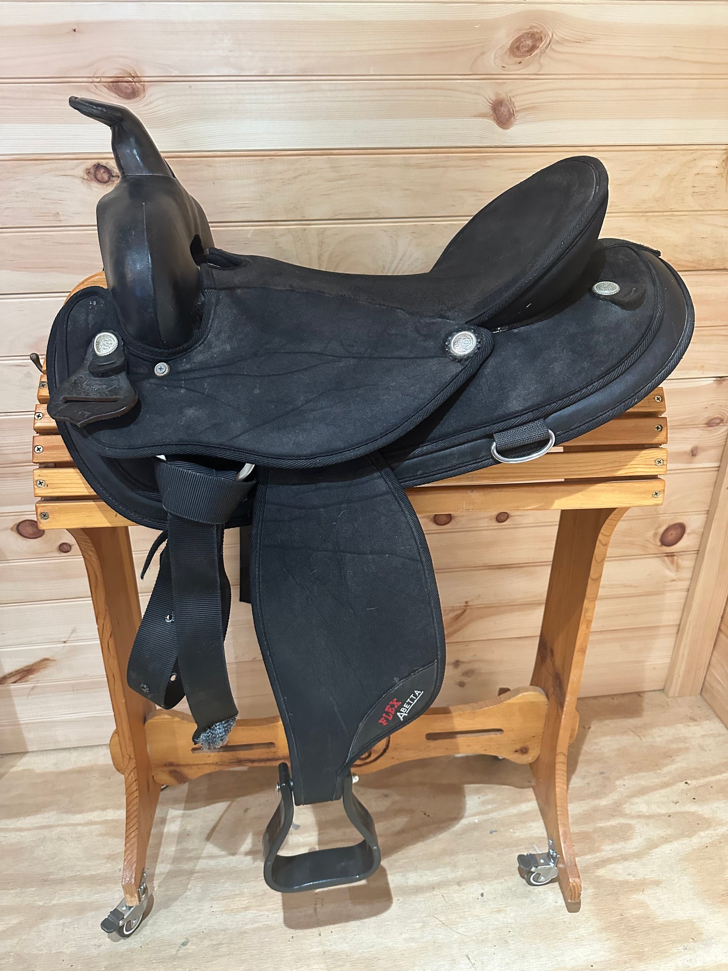 17” Abetta Flex Lightweight Round Skirt Trail Saddle