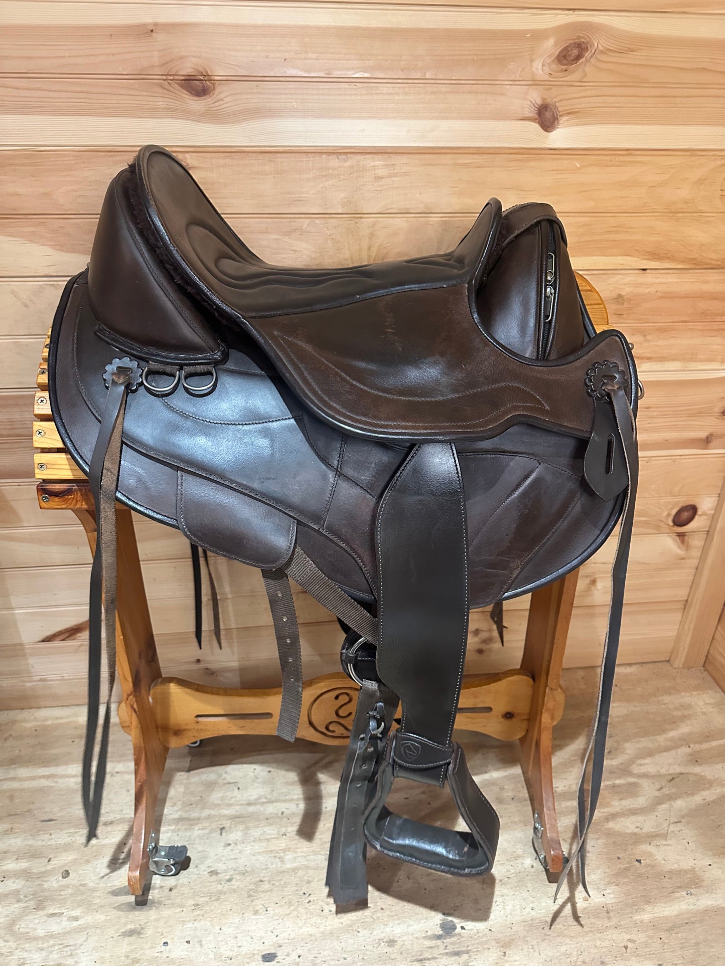 16” Edix Tiamo Treeless Endurance Trail Saddle