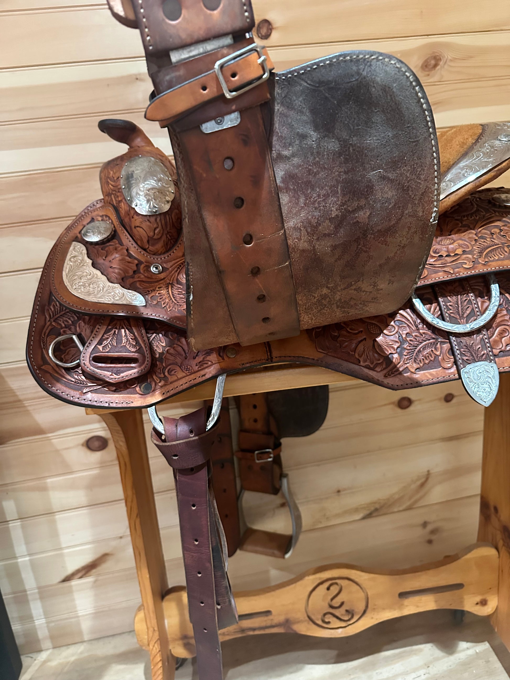 Selle western artisanale mexicaine en cuir – Très bon état - Sport & Plein air Selle western artisanale mexicaine en cuir – Très bon état - Sport & Plein air