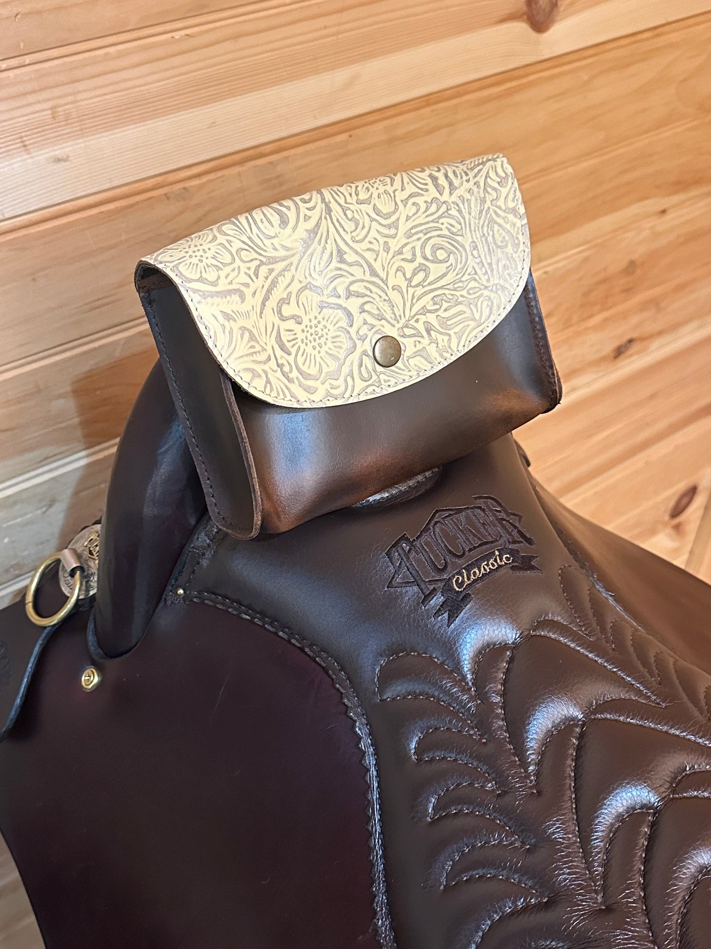 Showman Ethereal White Rose Dark Oil Leather Pommel Pouch