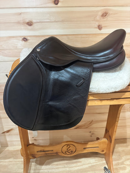 17.5” Royal Heritage Jumping Saddle *Adjustable Gullet*