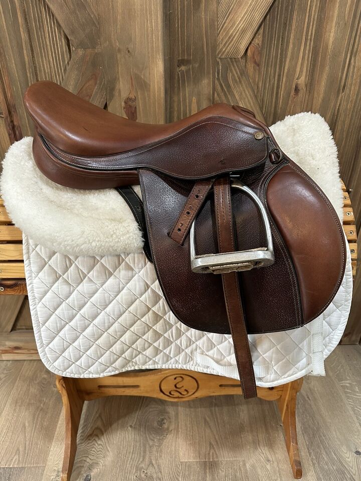 16” Ovation Close Contact Jumping saddle