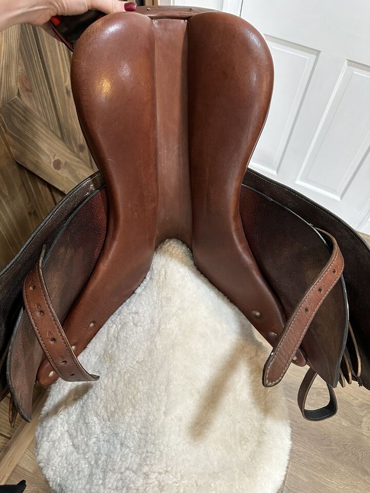 16” Ovation Close Contact Jumping saddle